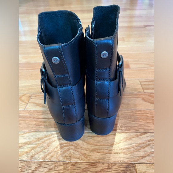 UGG Atwood Leather Stacked Heel Zipper Ankle Black Boots, Size 7 NEW - Picture 3 of 6